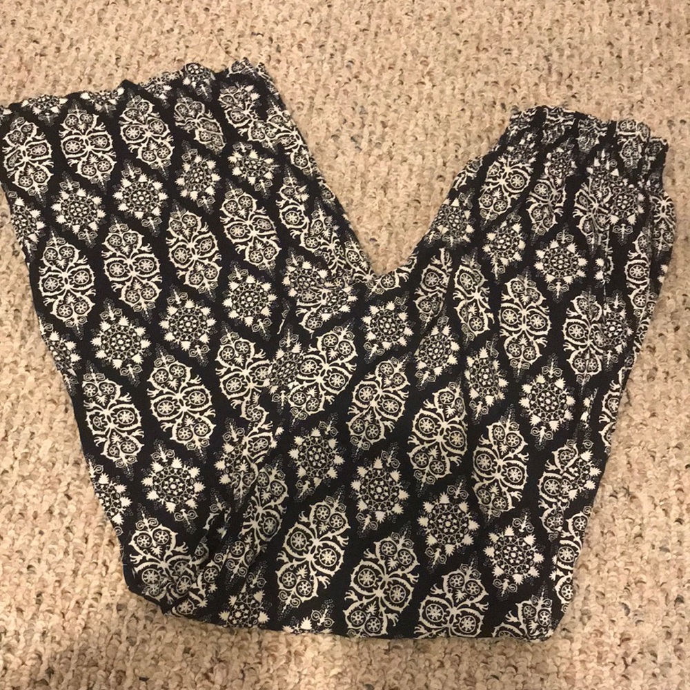 Boho pants size 6 black and white